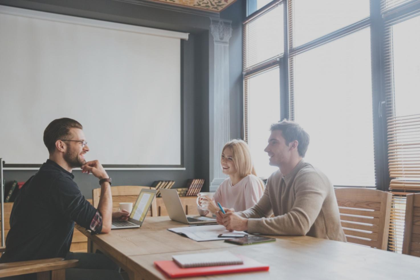 Espace de travail professionnel avec documents financiers et outils d'analyse